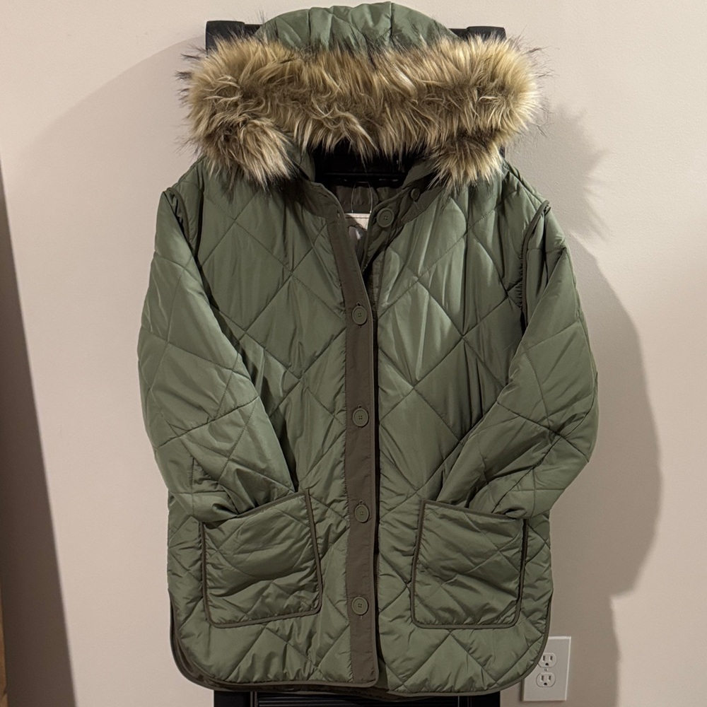 American Eagle Outfitters Green Quilted Jacket with Faux Fur Hood ✨